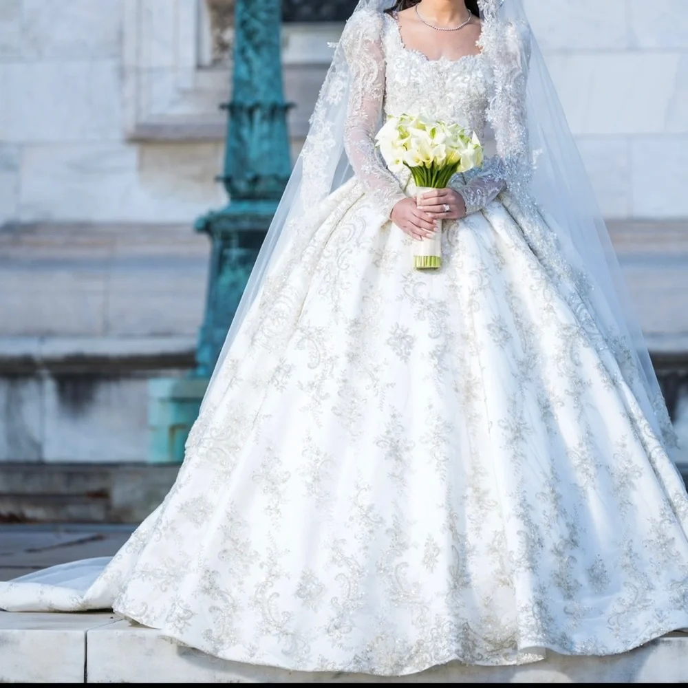 I am selling my wedding dress and veil all in great condition - Picture 1 of 5